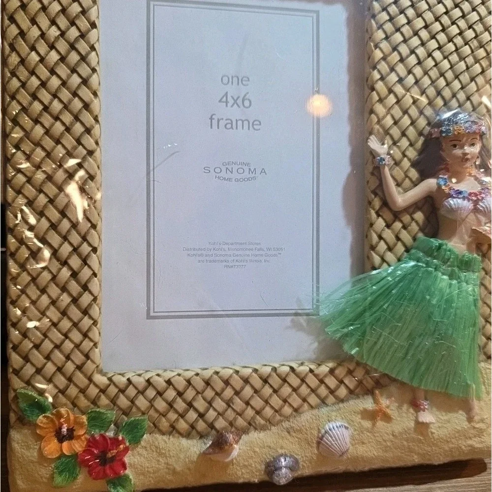 NEW Hawaiin Theme 3D Picture Frame Holds 4x6 Flowers Hawaiin Dancer‎